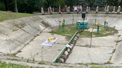 Повернути у фонтан "Дюймовочку": у Рівному художниця організувала перформанс