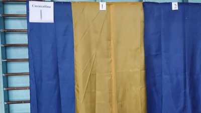 Рахують бюлетені та малюють розмітку: як дільниці у Луцьку готують до виборів Рахують бюлетені та малюють розмітку: як дільниці у Луцьку готують до виборів
