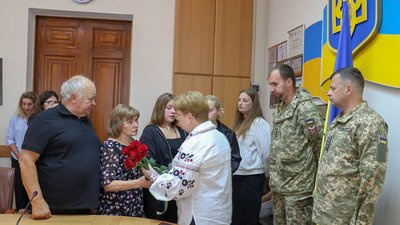 У Житомирі родинам загиблих військових передали державні нагороди У Житомирі родинам загиблих військових передали державні нагороди