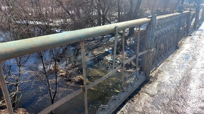 Міст на вул. Білопільський шлях у Сумах залишився без частини огородження після аварії Міст на вул. Білопільський шлях у Сумах залишився без частини огородження після аварії