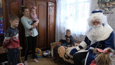 Із учителя трудового навчання у святого Миколая. На Вінниччині чоловік вітає малечу по усій області Із учителя трудового навчання у святого Миколая. На Вінниччині чоловік вітає малечу по усій області