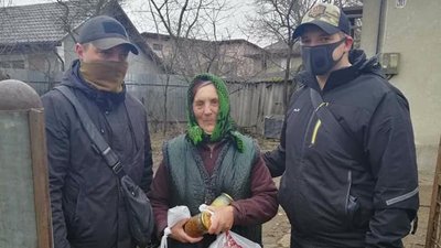 Робимо свій маленький внесок, - як франківські атовці допомагають людям під час карантину Робимо свій маленький внесок, - як франківські атовці допомагають людям під час карантину