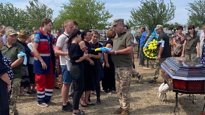 На Одещині попрощалися з військовим, який загинув поблизу Миколаєва На Одещині попрощалися з військовим, який загинув поблизу Миколаєва