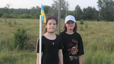 На Сумщині діти облаштувати блокпост і перевіряють машини На Сумщині діти облаштувати блокпост і перевіряють машини
