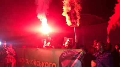 З фаєрами та прапорами. Активісти влаштували автопробіг до будинку Зеленського у Конча-Заспі З фаєрами та прапорами. Активісти влаштували автопробіг до будинку Зеленського у Конча-Заспі