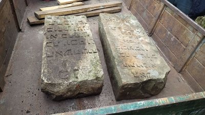 У лісосмузі Глухова знайшли надгробки з єврейських могил (ФОТО)