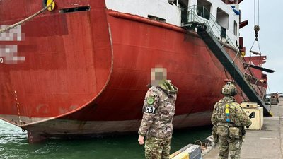 Як Україна викриває тіньовий флот Росії, що вивозить крадене зерно через Крим