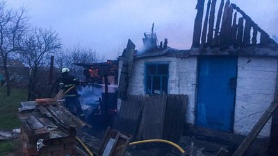 На Черкащині пожежа охопила дві садиби