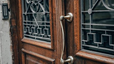 В будинку з атлантами у Львові відновили історичну браму