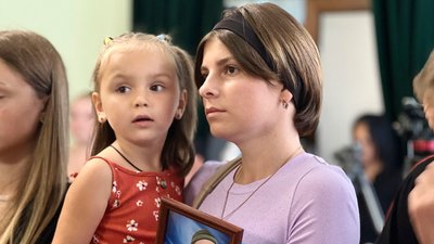 Худі, кулон та термос із емблемою роду військ тата: у Житомирі дітям загиблих воїнів передали іменні подарунки Худі, кулон та термос із емблемою роду військ тата: у Житомирі дітям загиблих воїнів передали іменні подарунки