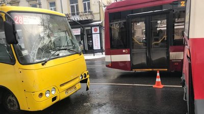 У Франківську зіткнулися два автобуси. Травмувалися двоє пасажирів У Франківську зіткнулися два автобуси. Травмувалися двоє пасажирів