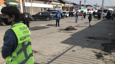 Полтавські підприємці розмітили дорогу, зобразивши умовні місця торгівлі Полтавські підприємці розмітили дорогу, зобразивши умовні місця торгівлі