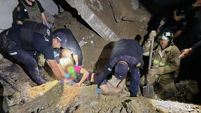 Операція порятунку чоловіка з-під завалів покинутої будівлі