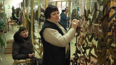 Надія разом із донькою Інною плетуть сітки. Надія разом із донькою Інною плетуть сітки.
