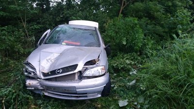 На Львівщині водій не впорався із керуванням та перекинувся у кювет