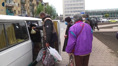 Хмельницькі волонтери організували обіди для безхатьків під час карантину Хмельницькі волонтери організували обіди для безхатьків під час карантину