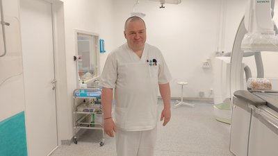 "Ми ніколи не розбираємо тривожну валізку, ніколи". Історія кардіохірурга Олега Сімікова з Луганщини, який через війну переїхав до Житомира