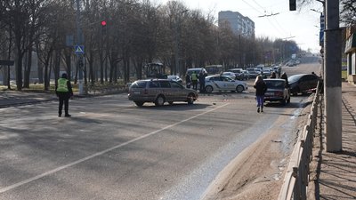 У Кропивницькому зіштовхнулися три автівки – одна людина у лікарні У Кропивницькому зіштовхнулися три автівки – одна людина у лікарні