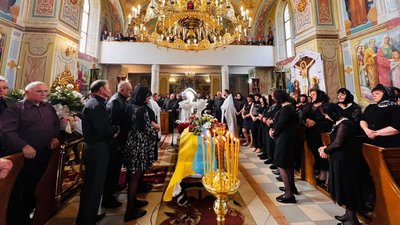 На Мукачівщині попрощалися із полеглим воїном Віктором Бідзілею На Мукачівщині попрощалися із полеглим воїном Віктором Бідзілею