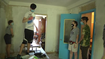 Запорізькі волонтери роблять ремонти у домівках малозабезпечених родин