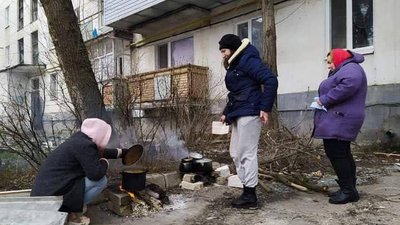 Місто обстрілюють щодня: як живуть люди у Сєвєродонецьку Місто обстрілюють щодня: як живуть люди у Сєвєродонецьку