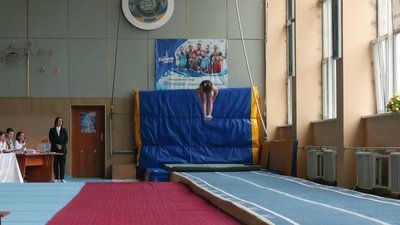 Стрибки на акробатичній доріжці