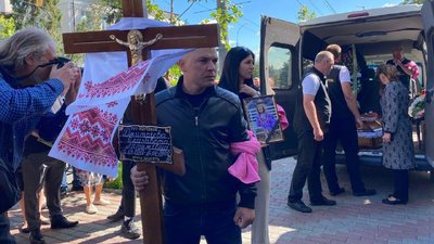 У Вінниці попрощалися з чотирирічною Лізою, яка загинула внаслідок ракетного обстрілу