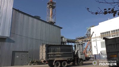 Поліція проводить слідчі дії на маслопереробному заводі у Миколаєві