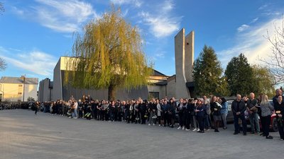 У Тернополі люди очікують на кортеж із загиблими У Тернополі люди очікують на кортеж із загиблими