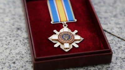 Президент нагородив орденами “За мужність” рятувальників Дніпропетровщини, які потрапили під обстріл РФ в аеропорту