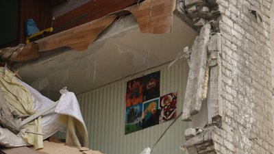 Російська ракета вранці 11 липня частково зруйнувала шестиповерхівку у Харкові Російська ракета вранці 11 липня частково зруйнувала шестиповерхівку у Харкові