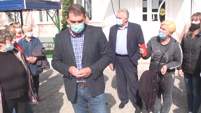 Мітинг під міською радою. У Голій Пристані працівники промислового ринку вимагають роботи Мітинг під міською радою. У Голій Пристані працівники промислового ринку вимагають роботи