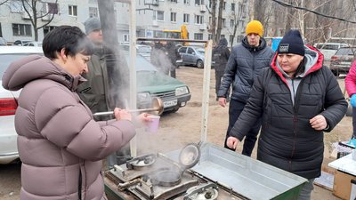 На місці ракетного удару в Дніпрі працюють волонтери. Як допомогти На місці ракетного удару в Дніпрі працюють волонтери. Як допомогти