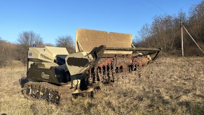 Піротехніки Полтавщини навчаються працювати із машиною для розмінування: що це таке