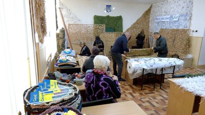 "Щоб хлопці відчували наше тепло": на Вінниччині волонтери плетуть маскувальні сітки та костюми для захисників "Щоб хлопці відчували наше тепло": на Вінниччині волонтери плетуть маскувальні сітки та костюми для захисників