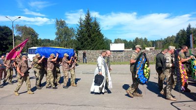 У Сумах попрощалися із загиблим військовим Романом Ганіченком У Сумах попрощалися із загиблим військовим Романом Ганіченком
