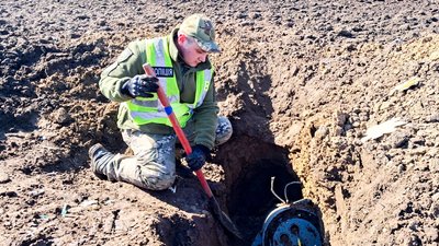Бойові частини ракет знайшли під час польових робіт на Рівненщині Бойові частини ракет знайшли під час польових робіт на Рівненщині