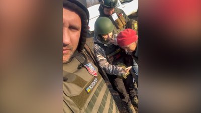 Декого доводиться вмовляти виїхати. Як волонтери евакуюють людей зі звільнених селищ Луганщини Декого доводиться вмовляти виїхати. Як волонтери евакуюють людей зі звільнених селищ Луганщини