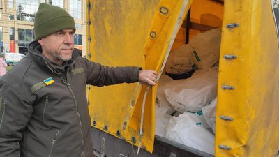 Домашні пироги, вареники і мішки: волонтери з Луцька повезли на передову допомогу бійцям Домашні пироги, вареники і мішки: волонтери з Луцька повезли на передову допомогу бійцям