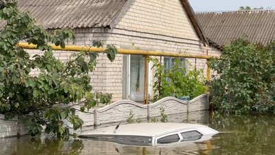 У Білозерці на Херсонщині люди на човнах рятують тварин і речі побуту У Білозерці на Херсонщині люди на човнах рятують тварин і речі побуту