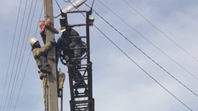 Енергетики відновили струм у двох населених пунктах Дніпропетровщини, які зазнали обстрілів РФ