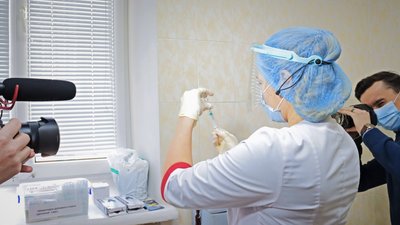 Посадовці міста Миколаєва публічно вакцинувались від COVID-19 Посадовці міста Миколаєва публічно вакцинувались від COVID-19