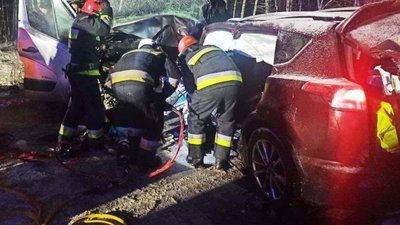 Рятувальники дістають водія