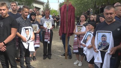 "Батька відпустили з фронту на кілька днів". На Буковині поховали сім'ю військового, яка загинула в аварії "Батька відпустили з фронту на кілька днів". На Буковині поховали сім'ю військового, яка загинула в аварії