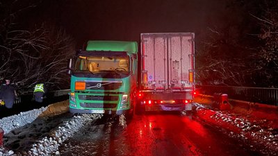 На мосту через річку Боромля на Сумщині не змогли роз'їхатись дві вантажівки