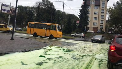 Вулицю в Тернополі залило невідомою зеленою речовиною Вулицю в Тернополі залило невідомою зеленою речовиною