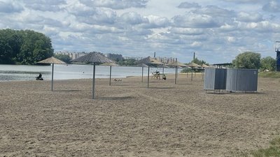 Кабінки для переодягання та сонцезахисні навіси на міському пляжі у Хмельницькому