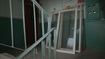 Сходовий майданчик у пошкодженому будинку на Сихові, 7 лютого 2024. Сходовий майданчик у пошкодженому будинку на Сихові, 7 лютого 2024.