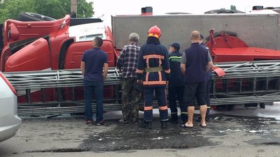 У Франківську перекинулося пожежне авто