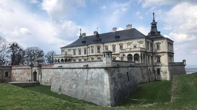 На Львівщині туристів запрошують на прогулянки поблизу історичних замків